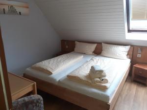 Ein Bett oder Betten in einem Zimmer der Unterkunft Weinhaus Hotel