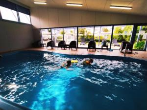 - une grande piscine pour 2 personnes dans l'établissement The View - Captains Cove Waterfront Resort, à Paynesville