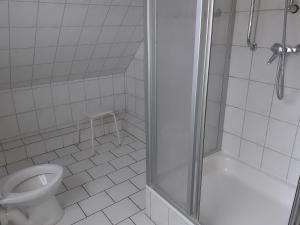 Ein Badezimmer in der Unterkunft Weinhaus Hotel