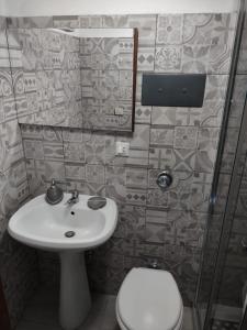 ヴェネツィアにあるsweet venice apartmentのバスルーム(洗面台、トイレ付)