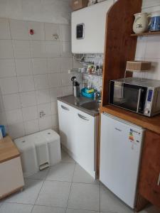 een keuken met een witte koelkast en een magnetron bij sweet venice apartment in Venetië