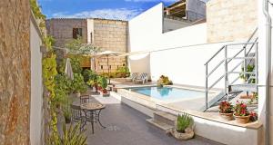 un patio al aire libre con piscina y plantas en YourHouse Can Peret, modern town house in Sa Pobla with private pool, en Sa Pobla
