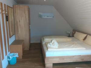 Ein Bett oder Betten in einem Zimmer der Unterkunft Weinhaus Hotel