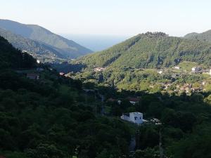 vista para um vale nas montanhas em AGRITURISMO ANTICHI SAPORi em Polvica