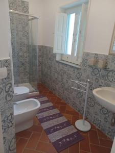 a bathroom with a toilet and a sink at AGRITURISMO ANTICHI SAPORi in Polvica