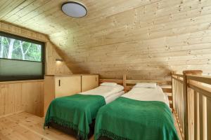 Un pat sau paturi într-o cameră la Ośrodek Wypoczynkowy Zapach Drewna Resort & Lake