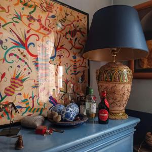 una lámpara en la parte superior de un tocador en una habitación en La casa di Ciaccia en Camaiore