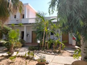 a view of the front of the house at Villaggio Hotel Agrumeto in Capo Vaticano