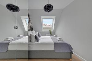 1 dormitorio con 1 cama con pared de cristal en Tartaczna Apartments City Center & Parking by Downtown Apartments, en Gdansk