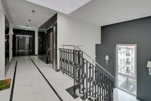 pasillo con escalera y ventana en Tartaczna Apartments City Center & Parking by Downtown Apartments, en Gdansk 11 fotos más