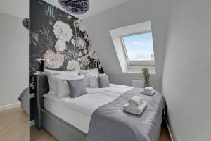 Un dormitorio con una cama con dos toallas encima. en Tartaczna Apartments City Center & Parking by Downtown Apartments, en Gdansk