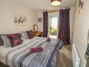 1 dormitorio con cama y ventana en Hillside, en Callington
