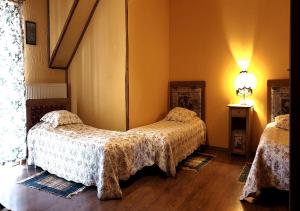 1 dormitorio con 2 camas y lámpara en Zajazd Pod Kogutkiem, en Busewo