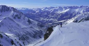 a person standing on top of a snow covered mountain at studio 4 personnes rez de jardin a Ancelle 05260 in Château-dʼAncelle +1 photo