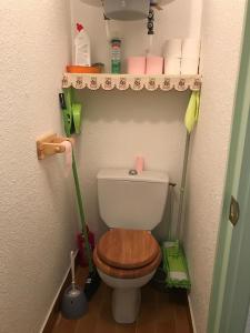 mała łazienka z toaletą z drewnianą deską w obiekcie studio 4 personnes rez de jardin a Ancelle 05260 w mieście Château-dʼAncelle
