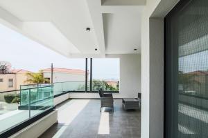 - un balcon intérieur avec vue sur un bâtiment dans l'établissement Phaedrus Living: City View Anna Residence 101, à Limassol