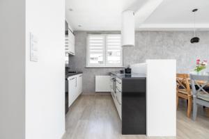 Fotografia z galérie ubytovania Avia Apartment Three Bedroom Two Balcony AC & Parking by Noclegi Renters v Krakove