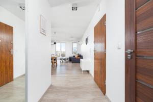 Fotografia z galérie ubytovania Avia Apartment Three Bedroom Two Balcony AC & Parking by Noclegi Renters v Krakove