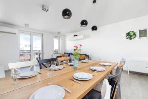 Fotografia z galérie ubytovania Avia Apartment Three Bedroom Two Balcony AC & Parking by Noclegi Renters v Krakove