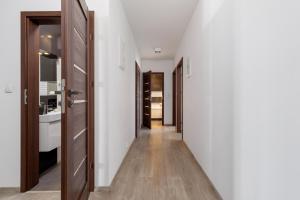 Fotografia z galérie ubytovania Avia Apartment Three Bedroom Two Balcony AC & Parking by Noclegi Renters v Krakove
