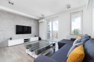 Fotografia z galérie ubytovania Avia Apartment Three Bedroom Two Balcony AC & Parking by Noclegi Renters v Krakove
