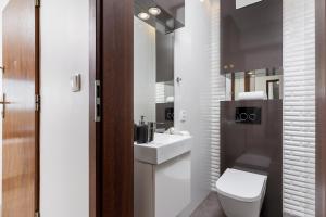 Fotografia z galérie ubytovania Avia Apartment Three Bedroom Two Balcony AC & Parking by Noclegi Renters v Krakove