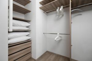 Fotografia z galérie ubytovania Avia Apartment Three Bedroom Two Balcony AC & Parking by Noclegi Renters v Krakove