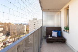 Fotografia z galérie ubytovania Avia Apartment Three Bedroom Two Balcony AC & Parking by Noclegi Renters v Krakove