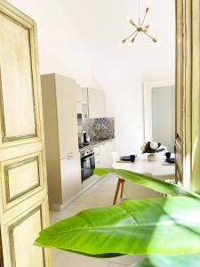 une cuisine avec une table et une feuille verte dans l'établissement Paggeria Apartment, à Parme