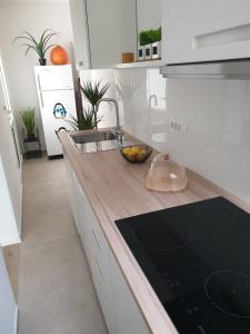 A kitchen or kitchenette at Apartment Blue Dream