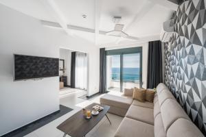 TV a/nebo společenská místnost v ubytování Barjaktar - Luxury Suites & SPA