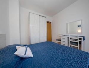 Postel nebo postele na pokoji v ubytování Apartments & Rooms Green Bay