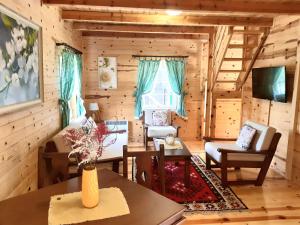 茲拉蒂博爾的住宿－El Paso City, Zlatibor - Wooden Cottages Unique, Treehouse, Wild West Rooms, accommodation 1-6 people，相簿中的一張相片