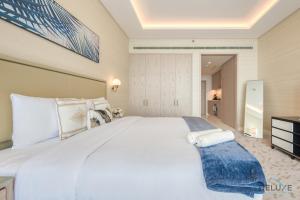 Postel nebo postele na pokoji v ubytování Posh Studio at The Palm Tower Palm Jumeirah by Deluxe Holiday Homes