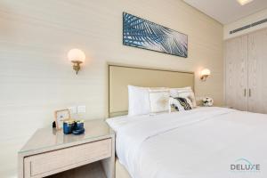 Postel nebo postele na pokoji v ubytování Posh Studio at The Palm Tower Palm Jumeirah by Deluxe Holiday Homes