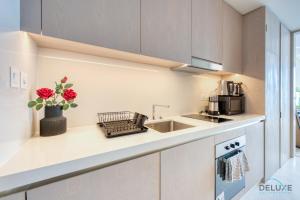 Kuchyň nebo kuchyňský kout v ubytování Posh Studio at The Palm Tower Palm Jumeirah by Deluxe Holiday Homes