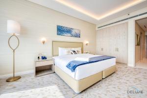 Postel nebo postele na pokoji v ubytování Posh Studio at The Palm Tower Palm Jumeirah by Deluxe Holiday Homes
