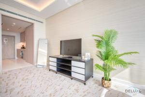 TV a/nebo společenská místnost v ubytování Posh Studio at The Palm Tower Palm Jumeirah by Deluxe Holiday Homes