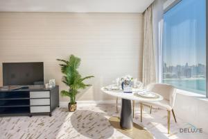 Posezení v ubytování Posh Studio at The Palm Tower Palm Jumeirah by Deluxe Holiday Homes