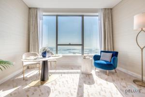 Posezení v ubytování Posh Studio at The Palm Tower Palm Jumeirah by Deluxe Holiday Homes