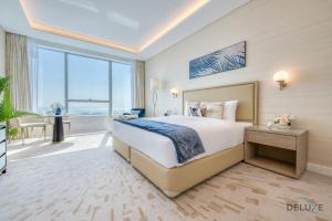 Postel nebo postele na pokoji v ubytování Posh Studio at The Palm Tower Palm Jumeirah by Deluxe Holiday Homes