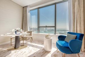 Posezení v ubytování Posh Studio at The Palm Tower Palm Jumeirah by Deluxe Holiday Homes