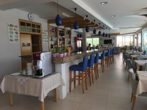Reštaurácia alebo iné gastronomické zariadenie v ubytovaní Rhodian Rose Hotel