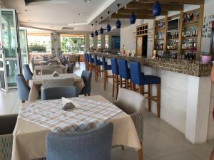Reštaurácia alebo iné gastronomické zariadenie v ubytovaní Rhodian Rose Hotel