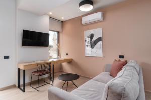 un soggiorno con divano e scrivania di The City Hotel & Suites a Rethymno