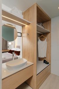 The City Hotel & Suites tesisinde bir banyo