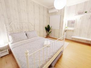 מיטה או מיטות בחדר ב-THRE @ Tiara desaru [Private Apartment with Beach]