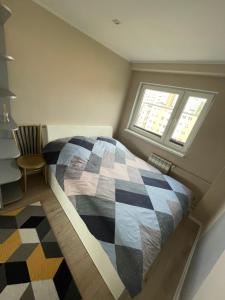 un dormitorio con una cama y una ventana en LUXURY WHITE APARTMENT by Marta, en Radom