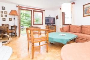 - un salon avec un canapé et une table dans l'établissement Panoramic Forest Chalet Bled Lake View, à Bled