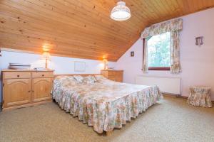 ein Schlafzimmer mit einem Bett und einer Holzdecke in der Unterkunft Panoramic Forest Chalet Bled Lake View in Bled